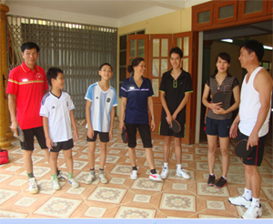 Các thành viên CLB bóng bàn 30/4 (xã Toàn Sơn, Đà Bắc) trao đổi kinh nghiệm trước mỗi buổi tập luyện.

 


